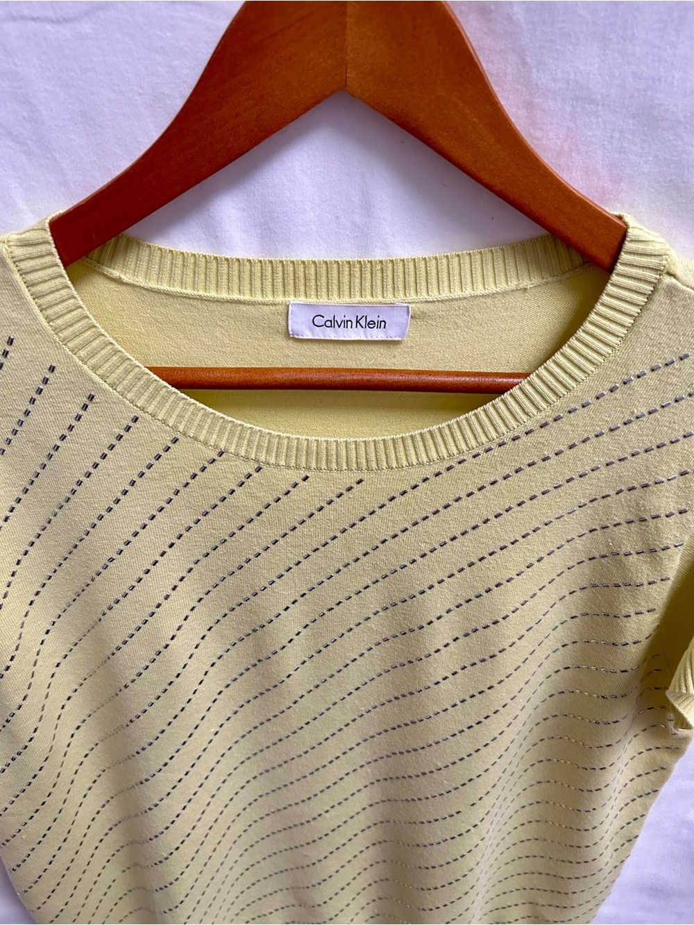 WOMEN’S VINTAGE CALVIN KLEIN SHORT SLEEVE SILK BLEND SWEATER WITH SILVER SPARKLE